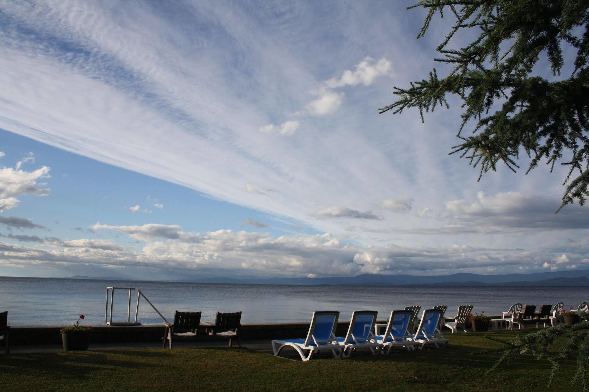 Sand Pebbles Inn Qualicum Beach Exterior foto